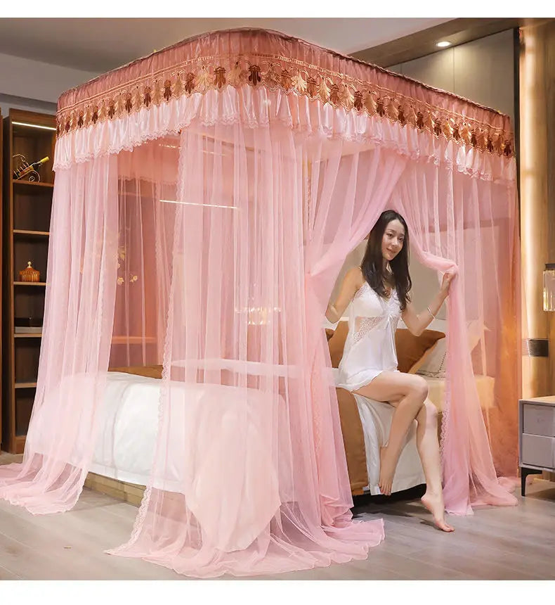 Le lit à baldaquin rose luxueux dans cette image crée une atmosphère romantique et intime, mettant en valeur la jeune femme en robe blanche qui pose avec élégance.