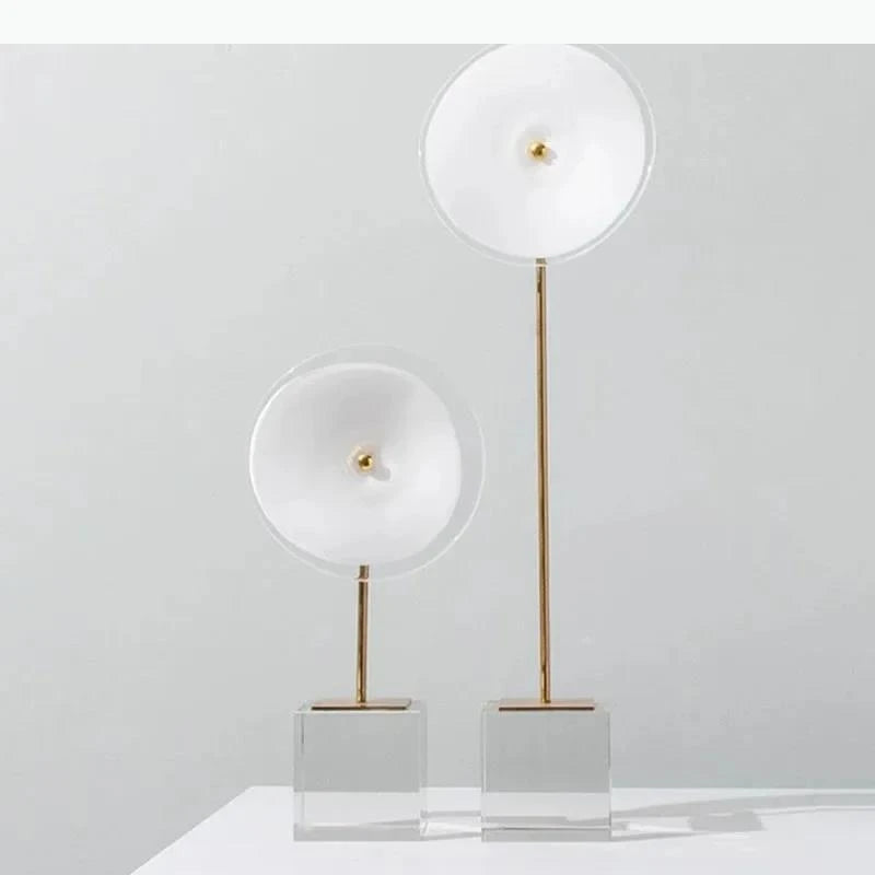 décoration moderne lampes sculpturales transparentes abatjours texturés base cube doré blanc chambre