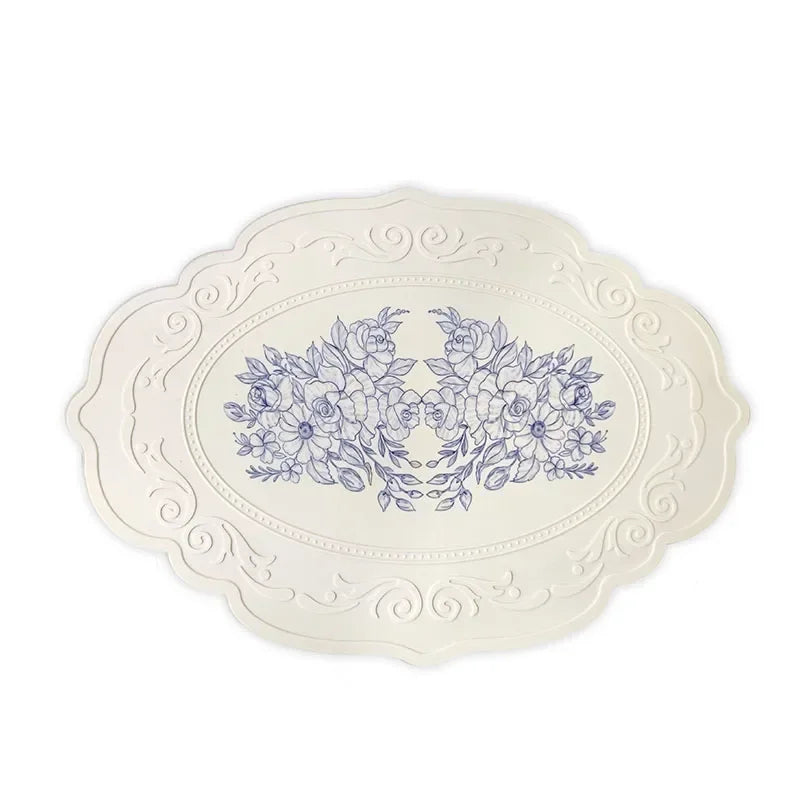 plaque décorative silicone fleurs bleues bordure ornée respectueux environnement blanc classique table cuisine