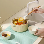 tapis silicone non glissant moderne vert clair rayures diagonales vaisselle assiettes cuillères pots verres