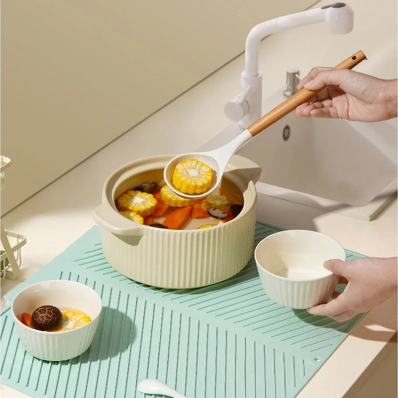 tapis silicone non glissant moderne vert clair rayures diagonales vaisselle assiettes cuillères pots verres
