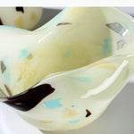vases verre motifs abstraits blanc bleu marron foncé moderne décoration table arrangement fleurs