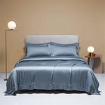 Housse de couette 200x200 en soie naturelle couleur blanche sur un lit