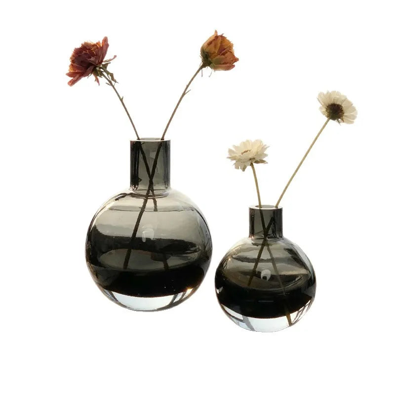 vase moderne transparent gris foncé boule ronde callas orchidées décoration intérieure arrangement floral table