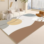 Ce tapis géométrique abstrait et minimaliste, aux couleurs neutres et chaudes, apporte une touche de design contemporain et épuré à ce salon lumineux avec vue sur la ville.