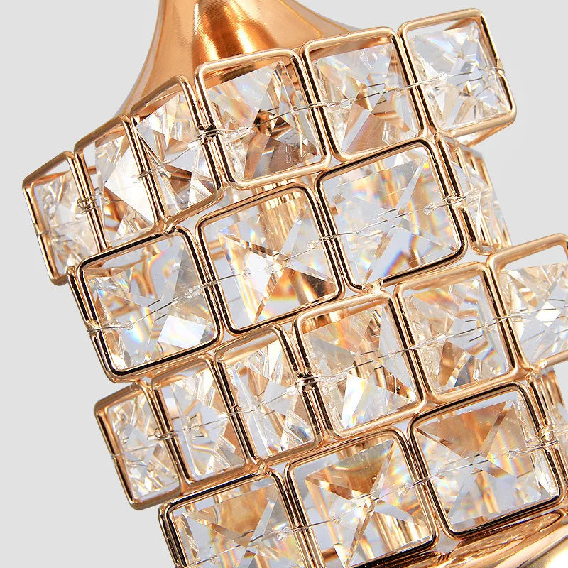 Détail du cristal et de la finition dorée de la lampe