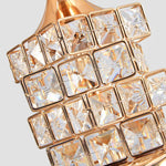 Détail du cristal et de la finition dorée de la lampe