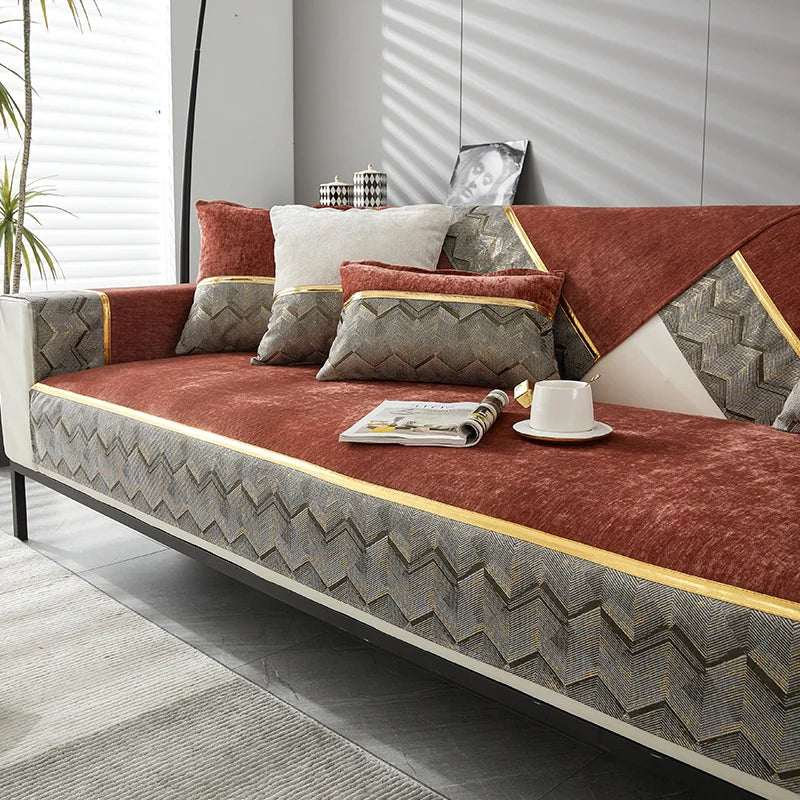 Un canapé moderne en cuir marron avec des motifs géométriques en gris et or, disposé dans un intérieur lumineux et épuré.