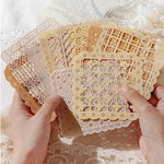 serviettes table papier découpé motifs floraux vintage blanc beige bleu vert rose marron clair
