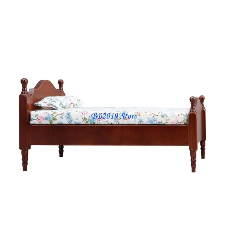 lit miniature maison poupée marron blanc rouge motifs floraux linge lit tête lit décorative