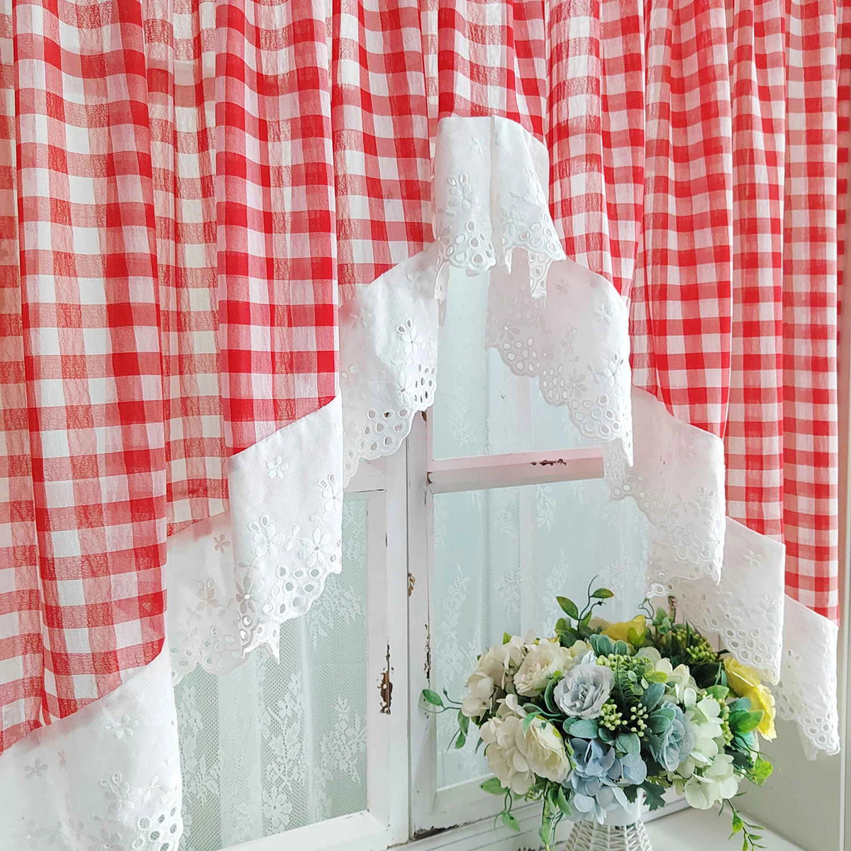 rideau rouge carreaux blancs opaques vintage rustique bordure dentelée inclusôtel maison