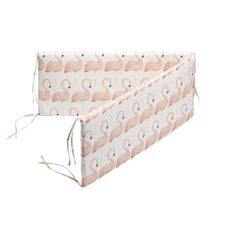 barrière lit bébé gris rose blanc bleu flamants roses licornes étoiles géométriques floraux