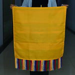 drapeau tibétain decoratif motifs bouddhistes rouge jaune franges multicolores opacite variable traditionnel