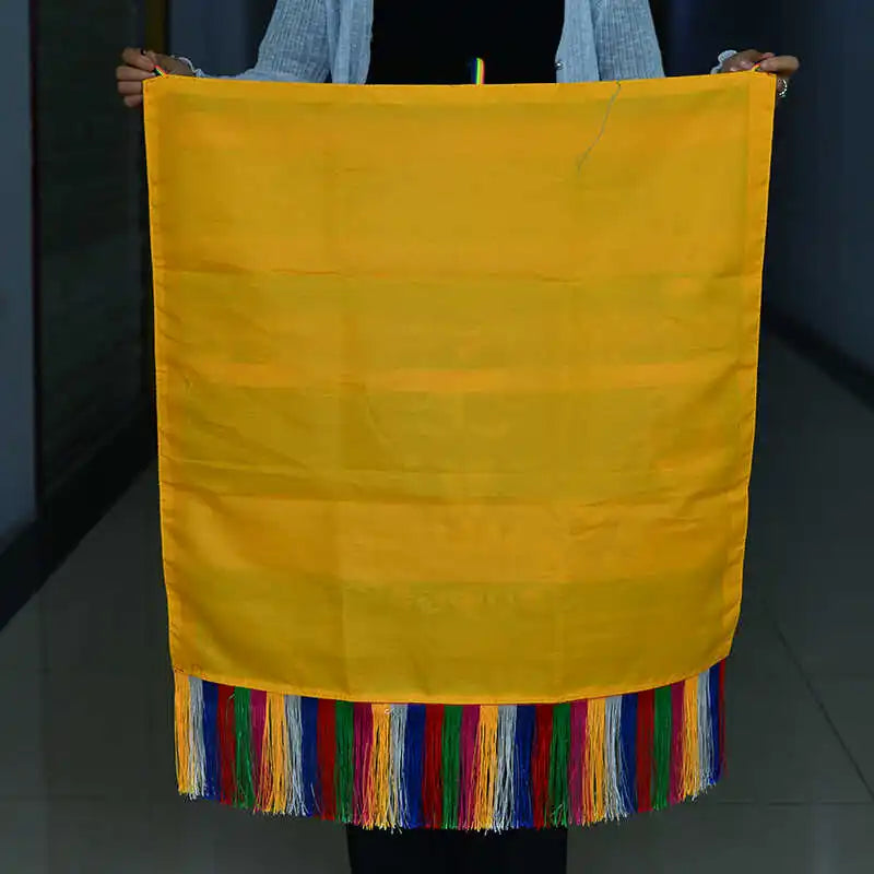 drapeau tibétain decoratif motifs bouddhistes rouge jaune franges multicolores opacite variable traditionnel