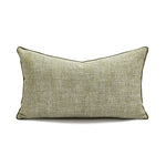 Coussin d'accent décoratif rectangulaire de couleur vert olive avec un motif texturé.