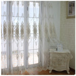 rideau beige clair broderie florale dorée classique romantique anneaux fenêtre salon maison