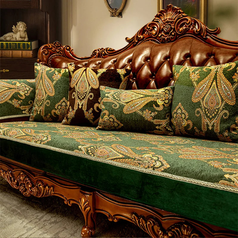 Luxueux canapé en bois sculpté avec des coussins ornés de motifs floraux et de motifs abstraits dorés sur fond vert.