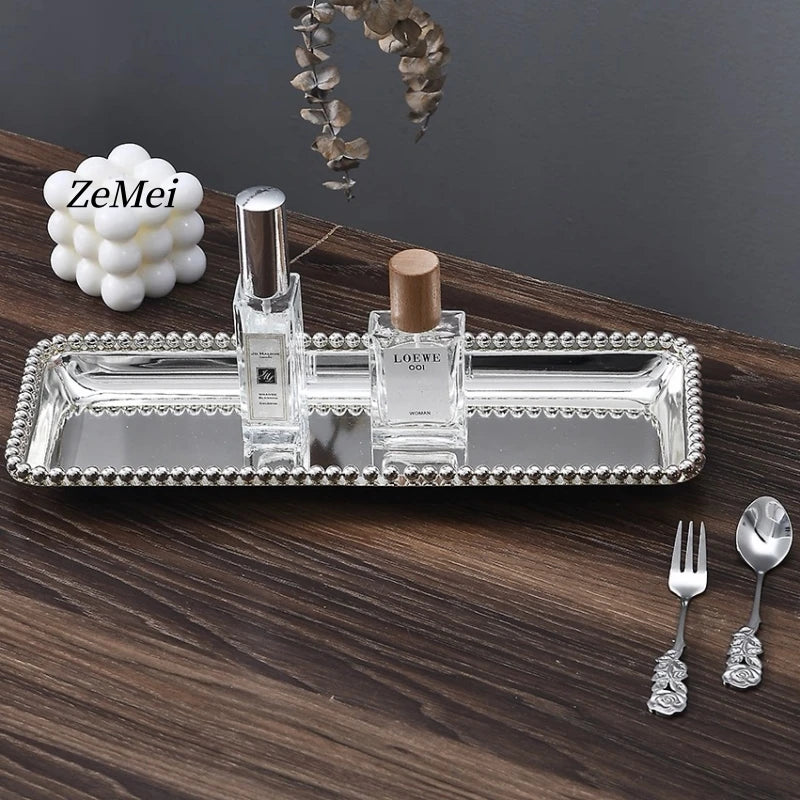 plateau rectangulaire argenté petits pois bord fourchette cuillère motifs floraux parfums verre bouchon bois