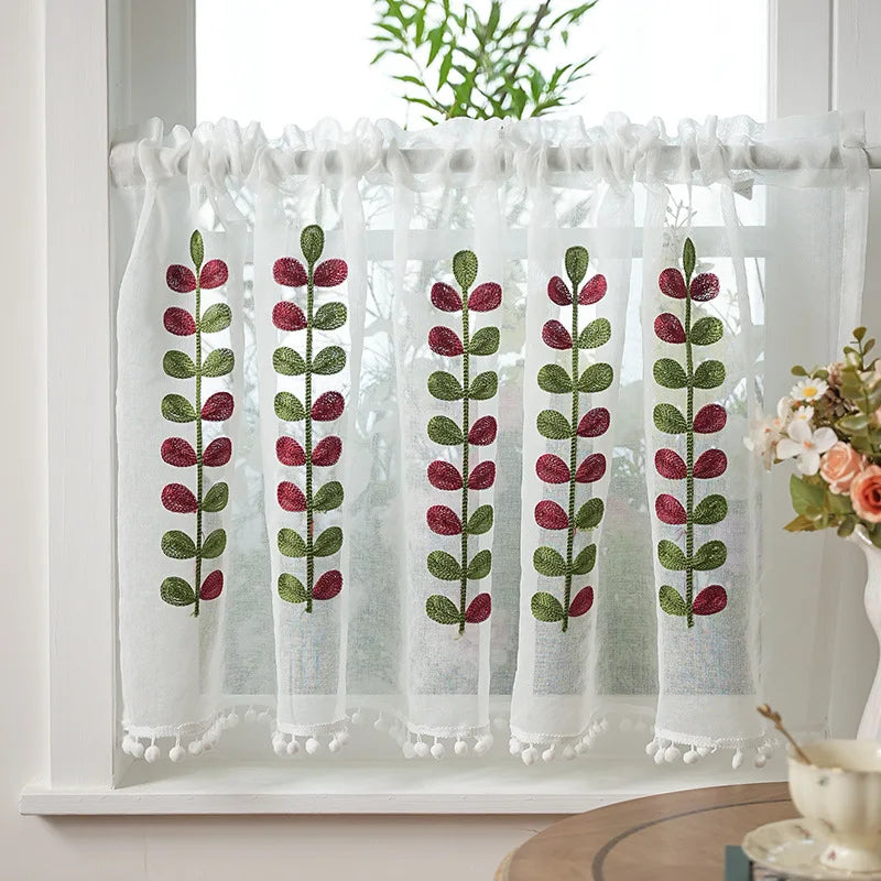 rideau fenêtre polyester brodé feuilles colorées pompons blancs translucides rustique cuisine