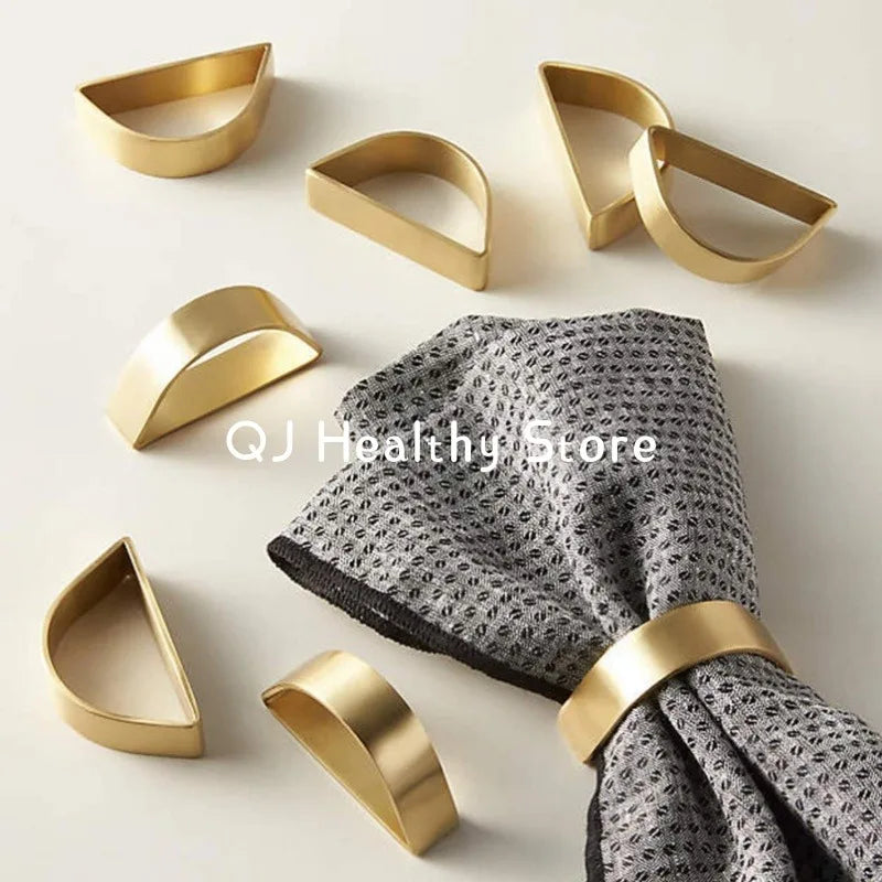 anneaux serviettes or lisses modernes fourchettes cuillères garnitures tables différentes couleurs mariage banquet