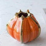 vase moderne élégant orange vert rayures bordure dorée fleurs artificielles décoration intérieure table salon