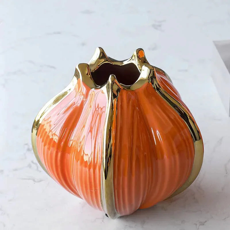 vase moderne élégant orange vert rayures bordure dorée fleurs artificielles décoration intérieure table salon