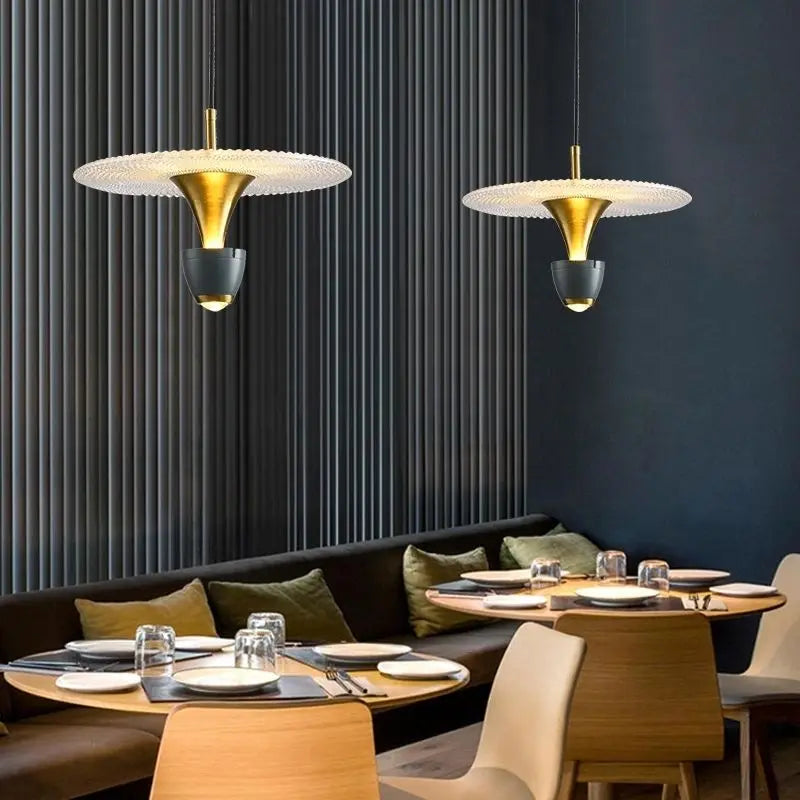 suspension lumineuse moderne élégante dorée transparente câble suspendu chambre salon étude