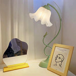 lampe table moderne verte abat jour fleur lys blanc translucide base solide câble floral