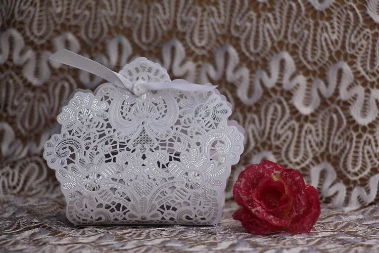 boîtes dragées rouge dentelle vintage élégantes 50 pièces carton opaques anniversaire mariage baptême