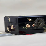 boîte bijoux traditionnelle fleurs blanches roses compartiments miroir cadenas noir japonais vintage floral
