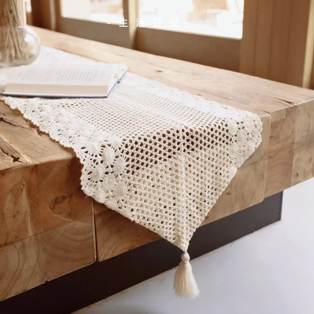chemin table coton blanc cassé crocheté motif floral pompon rustique