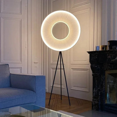 Lampadaire Wabi Sabi moderne en fer forgé et tissu beige éclairant un salon