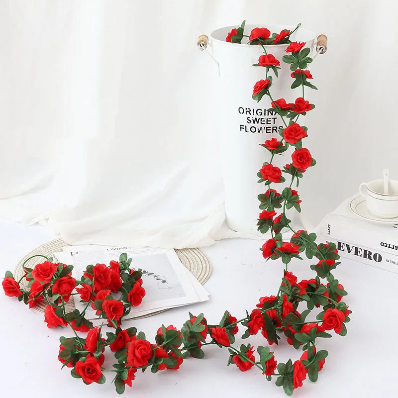 guirlande fleurs artificielles roses blanches feuilles vertes décoration extérieure mariage romantique