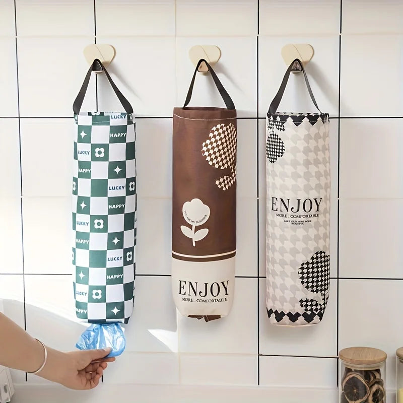 sac déchets suspendu moderne poignées noires crochets cuisine carreaux blanc noir marron vert orange