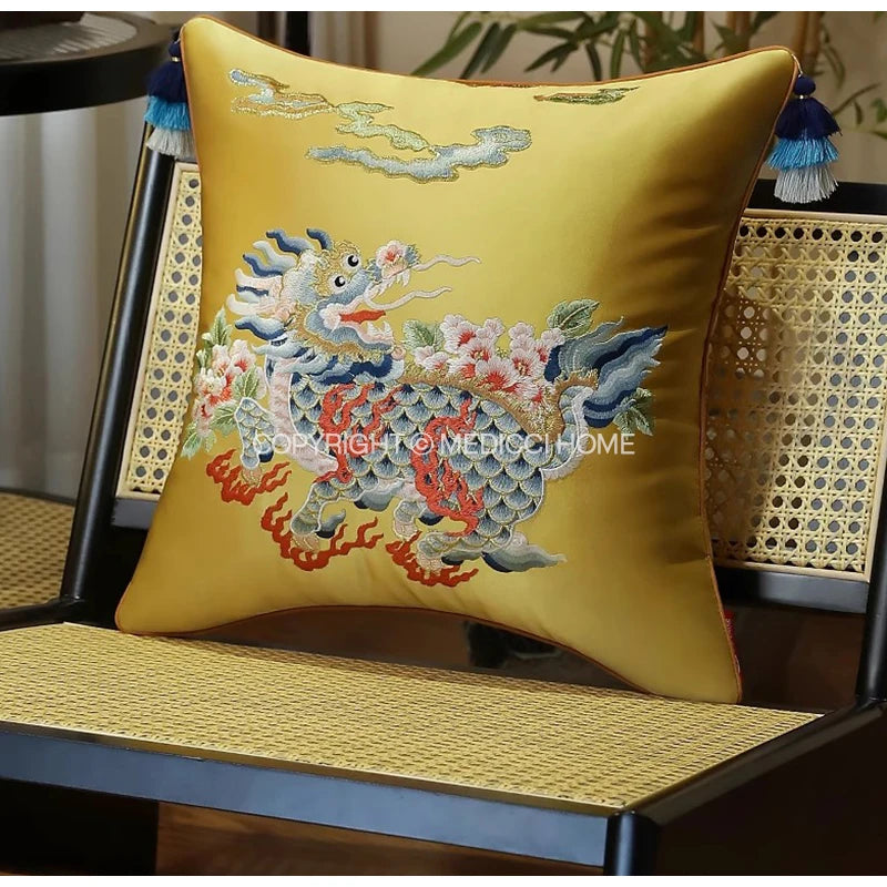 housse coussin carrée brodée dragon chinois traditionnel satin jaune rose violet décoration luxe