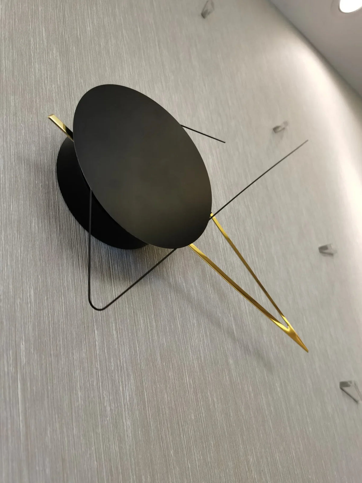 Horloge murale minimaliste avec aiguilles noires