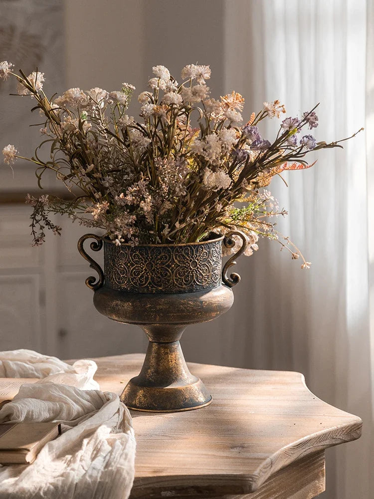 vase doré fleurs séchées motifs floraux vintage ornements géométriques aspect patinéintérieur champêtre élégant