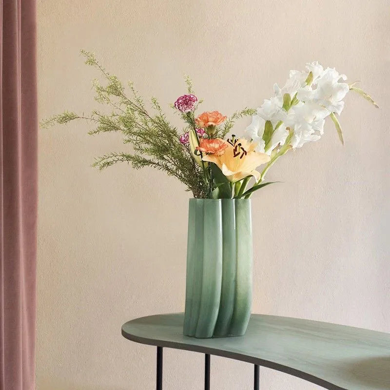 vase moderne vert pastel motif ondulé minimaliste intérieur décoration florale artificielle transparent