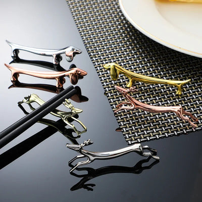 Porte-baguettes en alliage motif chien saucisse et cerf sauvage sur table