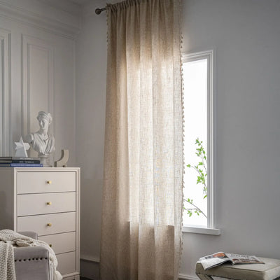 Rideau en lin naturel beige vintage suspendu à une fenêtre