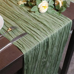 chemin table plissé moderne vert olive beige rouge brun élégant assiettes fourchettes couteaux serviettes