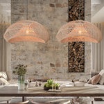 Suspension luminaire en rotin brun au-dessus d'une table à manger