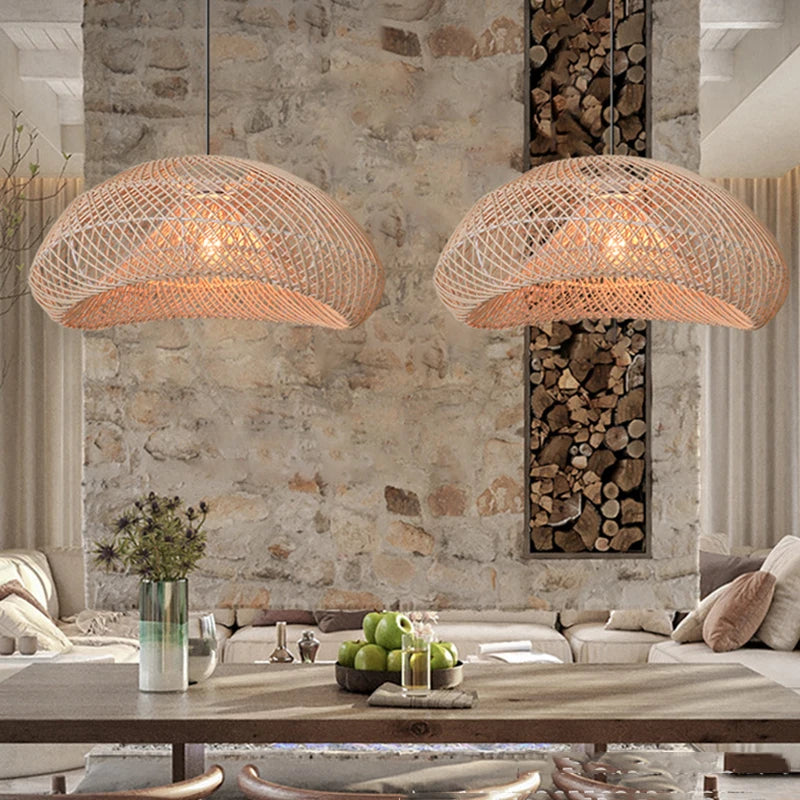 Suspension luminaire en rotin brun au-dessus d'une table à manger