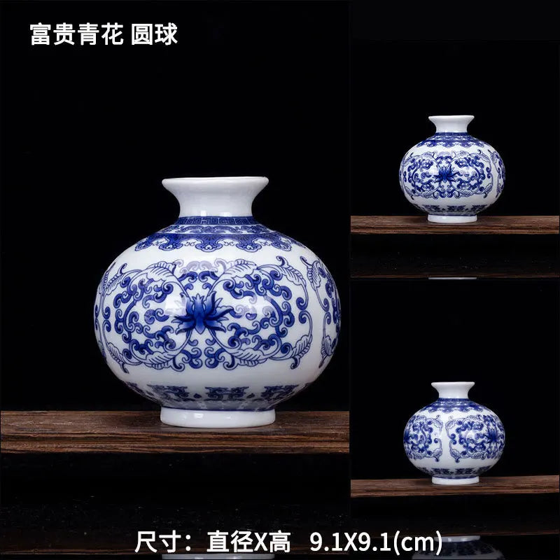 Ensemble d'élégants vases chinois en porcelaine blanche et bleue, ornés de motifs floraux et de motifs décoratifs stylisés, présentés sur un support en bois sombre.