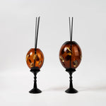 diffuseur huiles essentielles moderne motifs floraux dorés verre opaque décoration intérieure accessoires salon contemporain