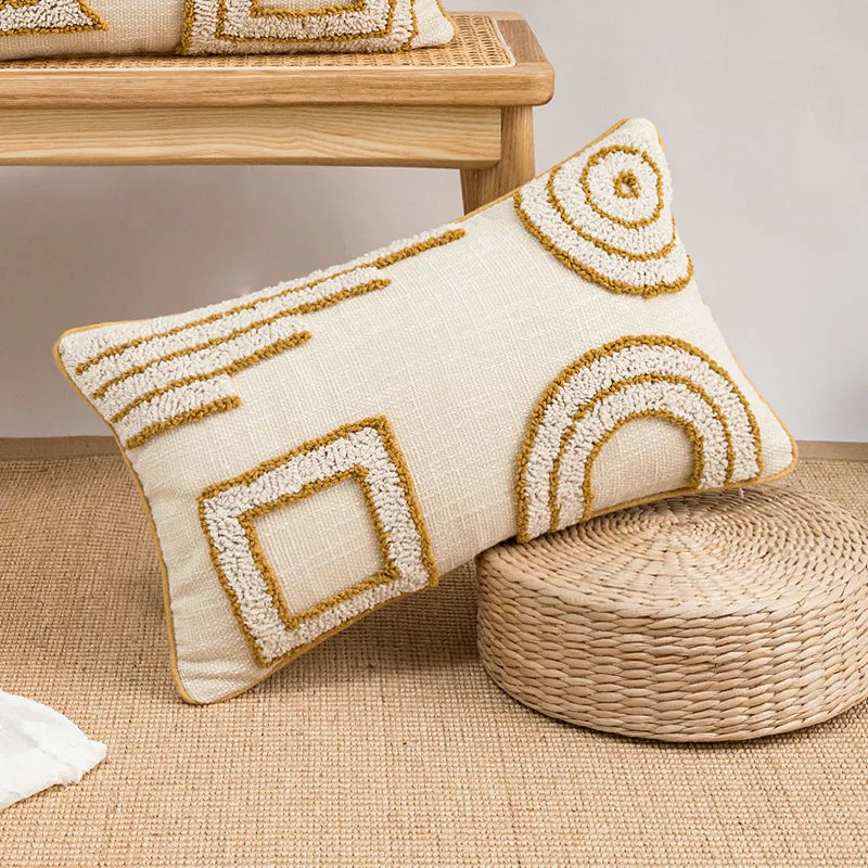 coussin carré rectangulaire beige motifs géométriques dorés pompons chambre salon déco