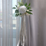 décoration mariage rose artificielle ruban eucalyptus feuilles verte chaise égliseextérieur