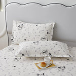 Ensemble de draps aux imprimés de chiens mignons et moelleux, parfait pour une chambre confortable et relaxante.