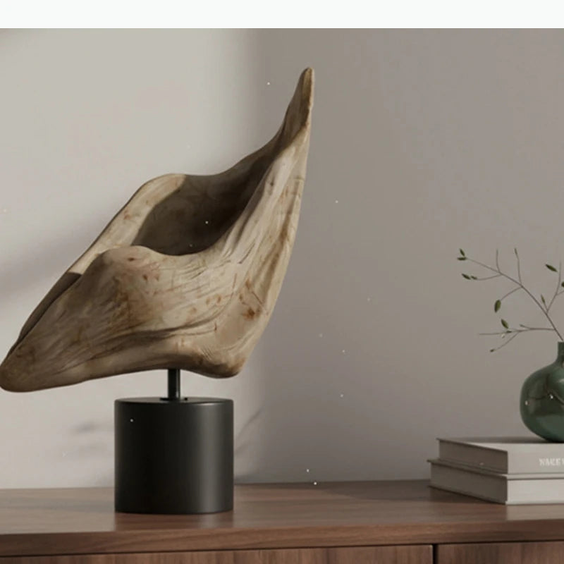 sculpture décorative moderne minimaliste aspect bois texturé beige clair noir base métallique