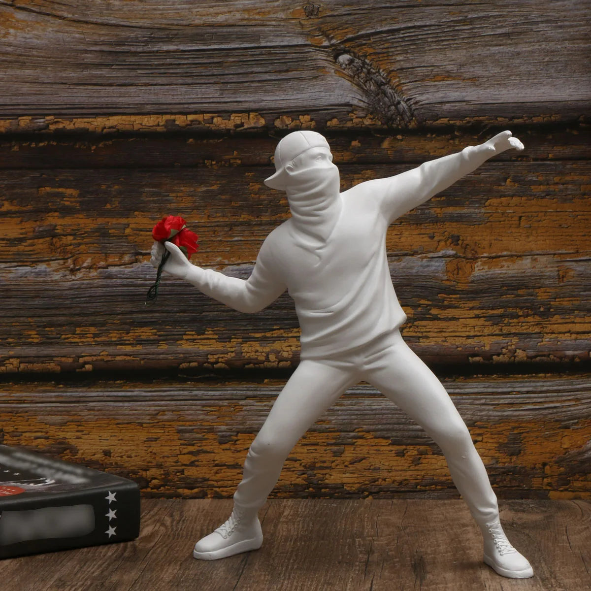 figurine humaine résine lanceur fleurs décoration maison moderne street art blanc noir rouge